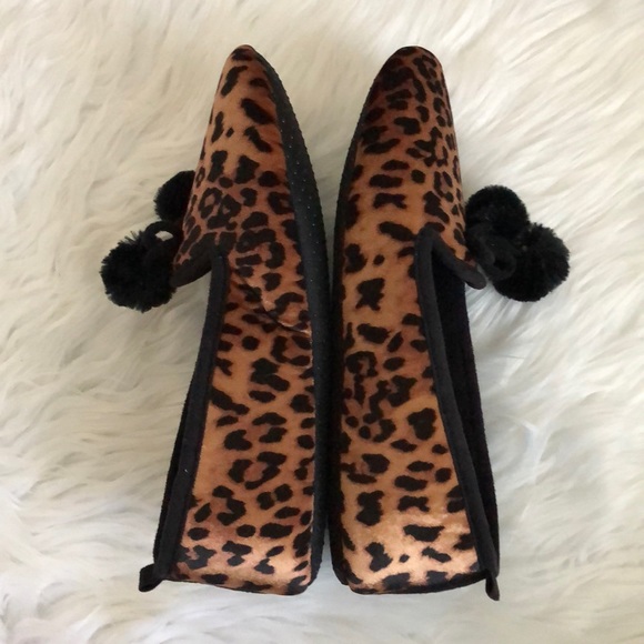 NWT INC Cheetah Memory Foam Slippers - Picture 3 of 7